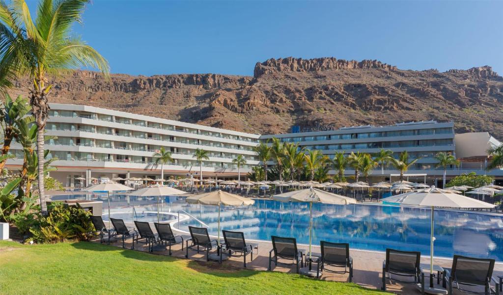 Radisson Blu Mogan pool