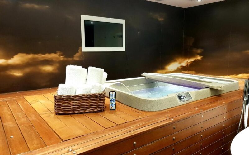 The Exhibitionist Hotel (5)
