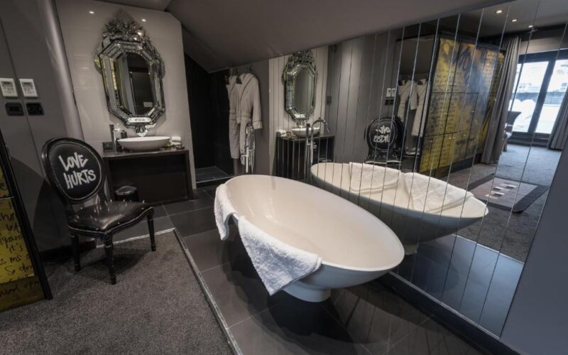 The Exhibitionist Hotel (6)