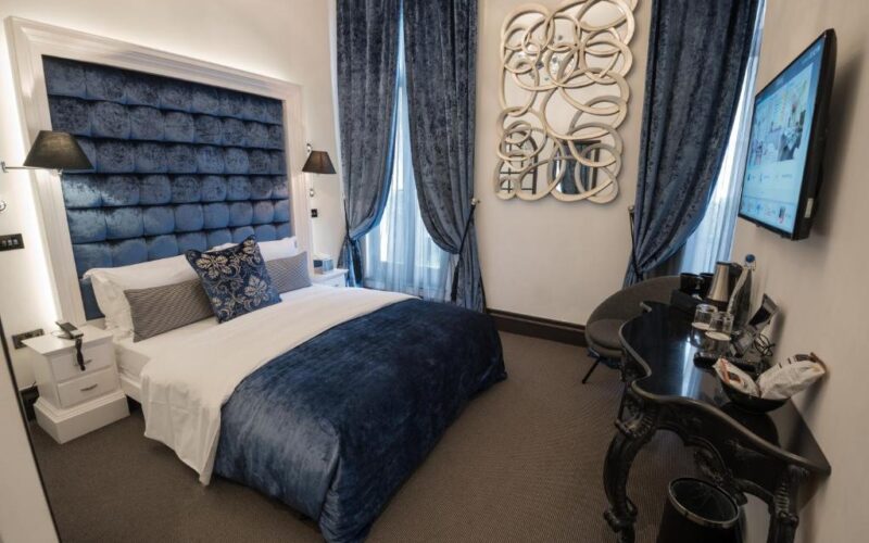 The Exhibitionist Hotel (7)