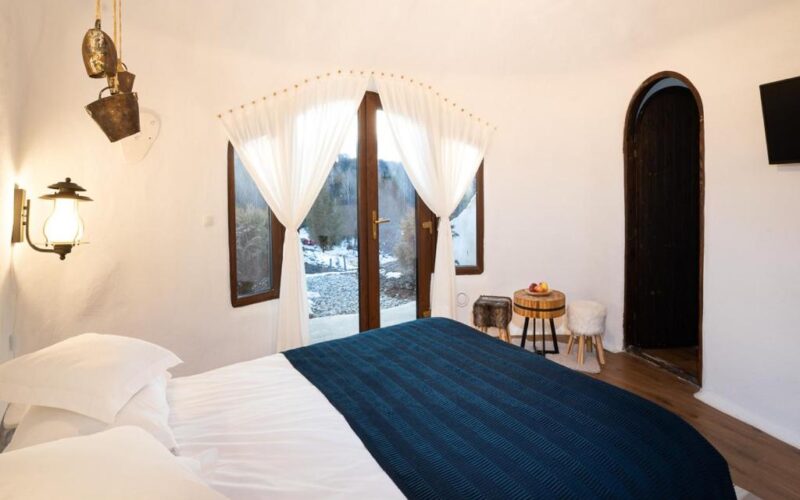 Top Villas in Romania: Chalet stays in Nature 48 dealul verde (4)